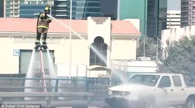 Στο Ντουμπάι εφοδίασαν τους πυροσβέστες με jetpacks και «πετάνε» για να σβήσουν τις φωτιές (βίντεο)